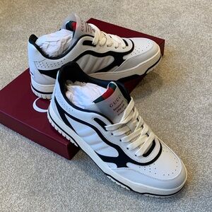 Gucci women’s Black and White Leather Sneakers
Re-web